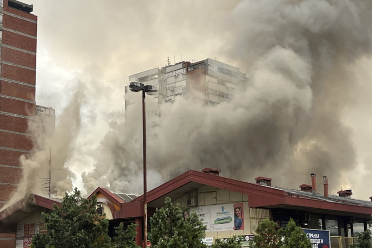 Gust dim kulja iz Enjuba: Na terenu veliki broj vatrogasaca, građani nemo posmatraju požar (FOTO/VIDEO)
