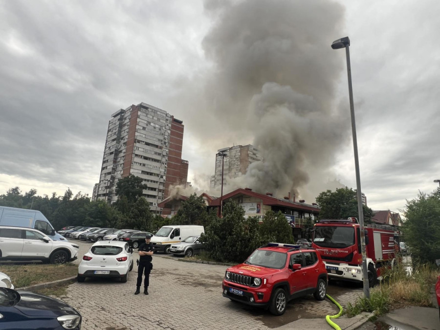 24sedam na licu mesta: Gust dim kulja iz Enjuba, građani nemo posmatraju požar (FOTO/VIDEO)