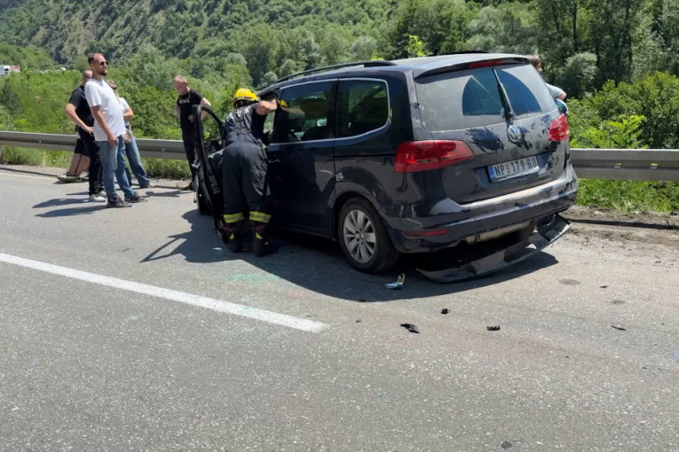 Težak udes kod Kraljeva: U automobilu bila beba stara samo 15 dana! (FOTO)