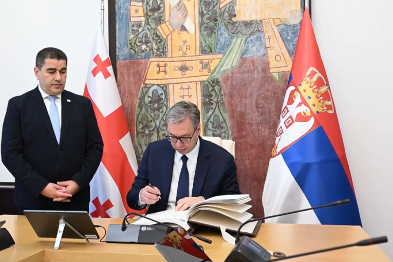 Vučić se upisao u knjigu počasnih gostiju u zgradi parlamenta u Tbilisiju