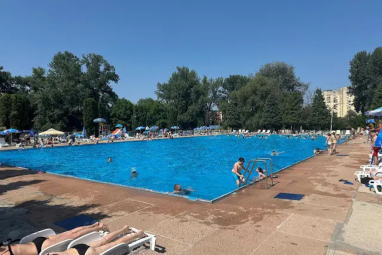 Leto je stiglo u Čačak! Zvanično počela kupališna sezona na gradskim bazenima