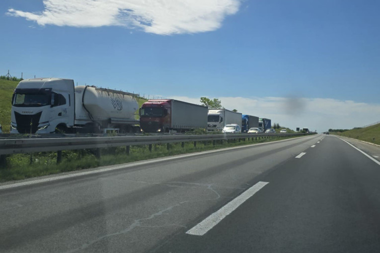 Dugačke kolone od Beške ka Novom Sadu: Automobil udario u putarski kamion (FOTO)