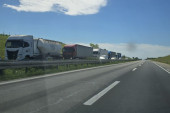 Dugačke kolone od Beške ka Novom Sadu: Automobil udario u putarski kamion (FOTO)