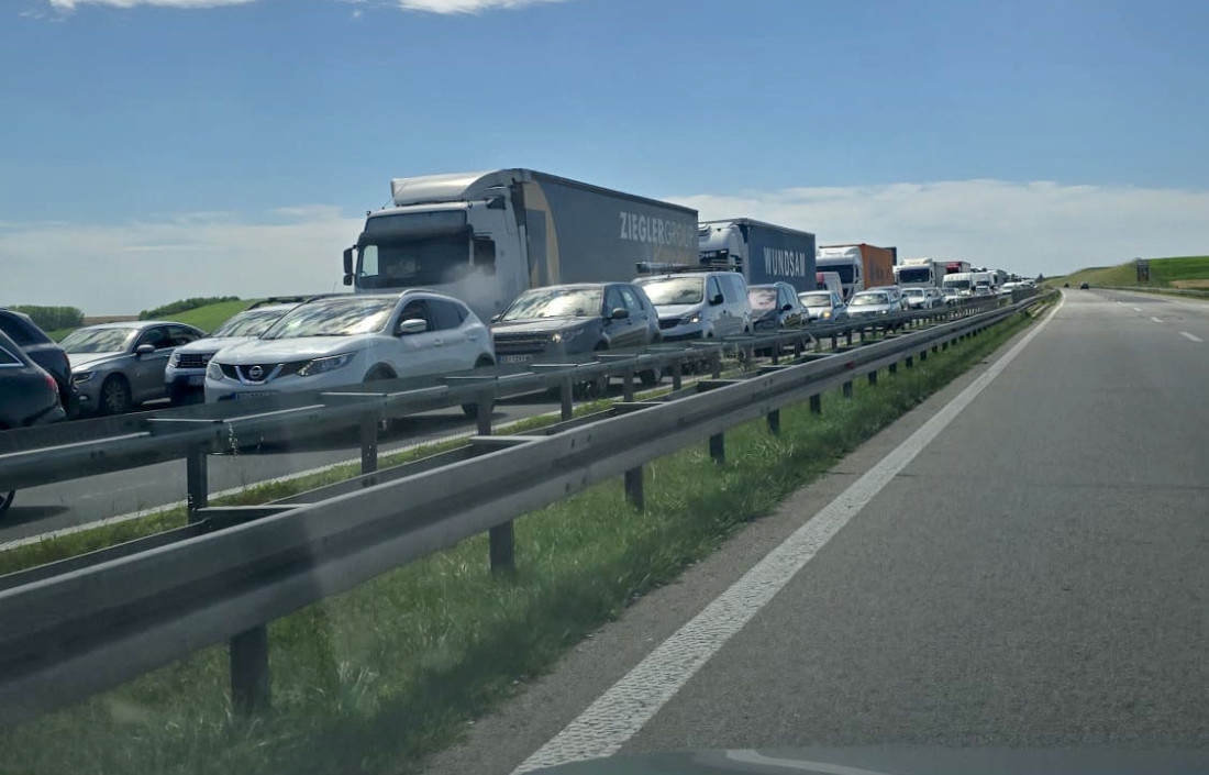 Dugačke kolone od Beške ka Novom Sadu: Automobil udario u putarski kamion (FOTO)