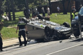 Prvi snimci sa mesta nesreće na Banovom brdu: Automobil na krovu, muškarac poginuo! (FOTO/VIDEO)