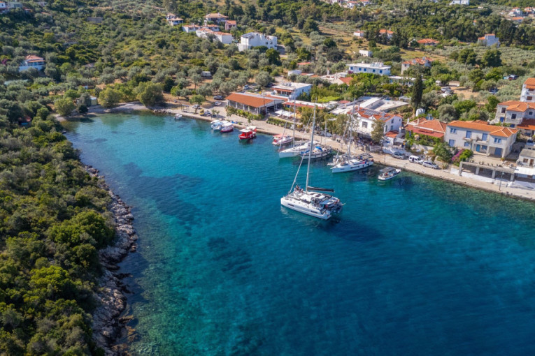 Zaljubićete se u njegovu lepotu: Dok svi hrle na Santorini i Mikonos, ovo grčko ostrvo ostaje skriveni raj (FOTO)