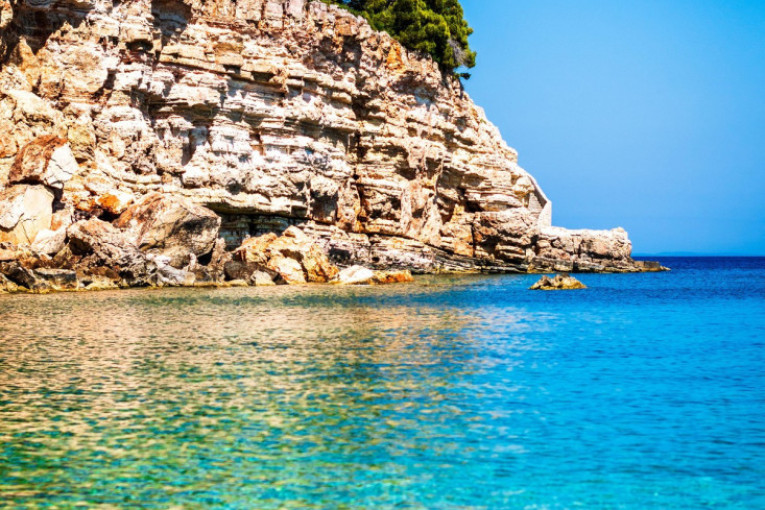 Zaljubićete se u njegovu lepotu: Dok svi hrle na Santorini i Mikonos, ovo grčko ostrvo ostaje skriveni raj (FOTO)