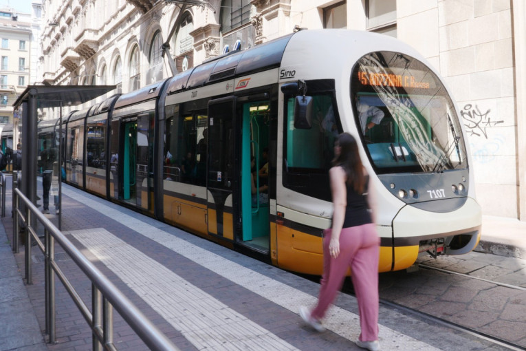 Skandal u javnom prevozu u Milanu: Vozači tramvaja u grupi na Vocapu delili fotografije putnica (VIDEO)