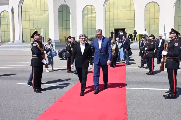 Vučić završio trodnevnu posetu Gruziji, lično ga ispratio predsednik Kavelašvili
