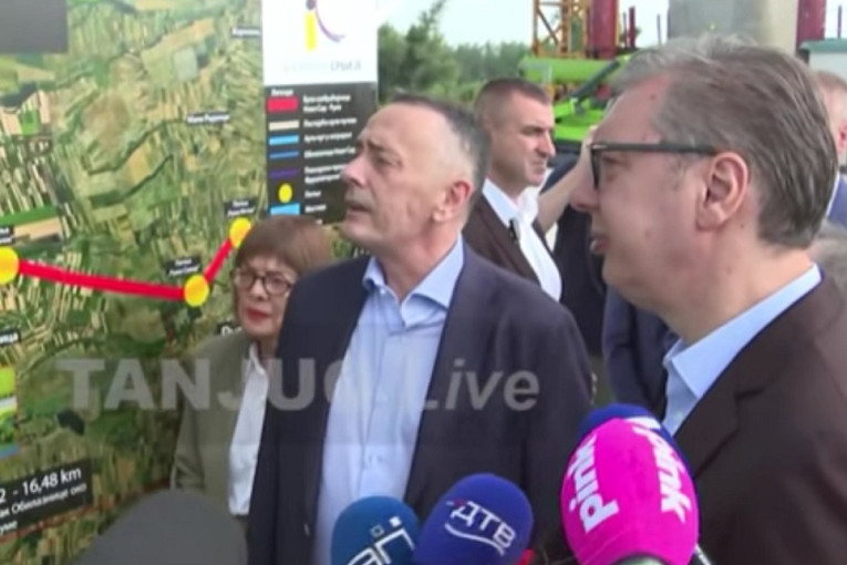 Istorijski trenutak na Dunavu: Vučić prisustvuje spajanju mosta u okviru Fruškogorskog koridora