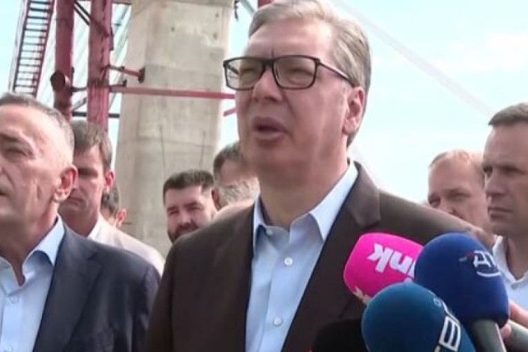 Istorijski trenutak na Dunavu: Vučić prisustvuje spajanju mosta u okviru Fruškogorskog koridora