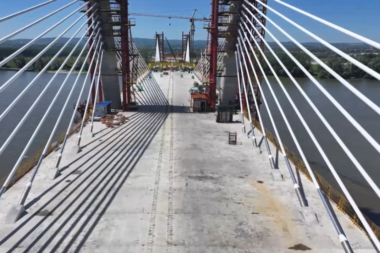 Istorijski trenutak na Dunavu: Vučić na Fruškogorskom koridoru - moralo je makar godinu brže (VIDEO/FOTO)