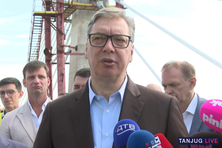 Istorijski trenutak na Dunavu: Vučić prisustvuje spajanju mosta u okviru Fruškogorskog koridora (VIDEO)