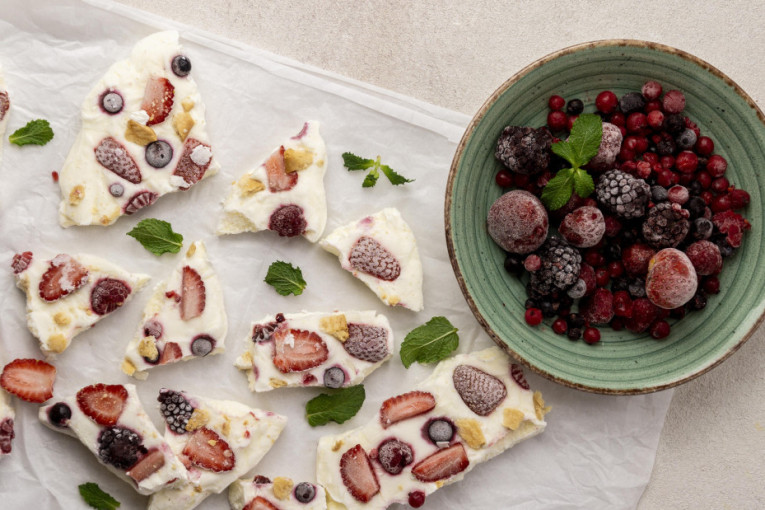 Kremasto i osvežavajuće: Jogurt pločice sa smrznutim voćem, lagani desert koji se pravi za svega nekoliko minuta (RECEPT)