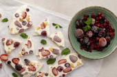 Kremasto i osvežavajuće: Jogurt pločice sa smrznutim voćem, lagani desert koji se pravi za svega nekoliko minuta (RECEPT)