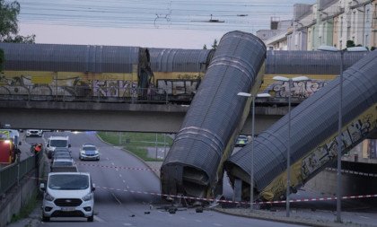 Užas u Minhenu: Vagoni iskliznuli i srušili se sa mosta