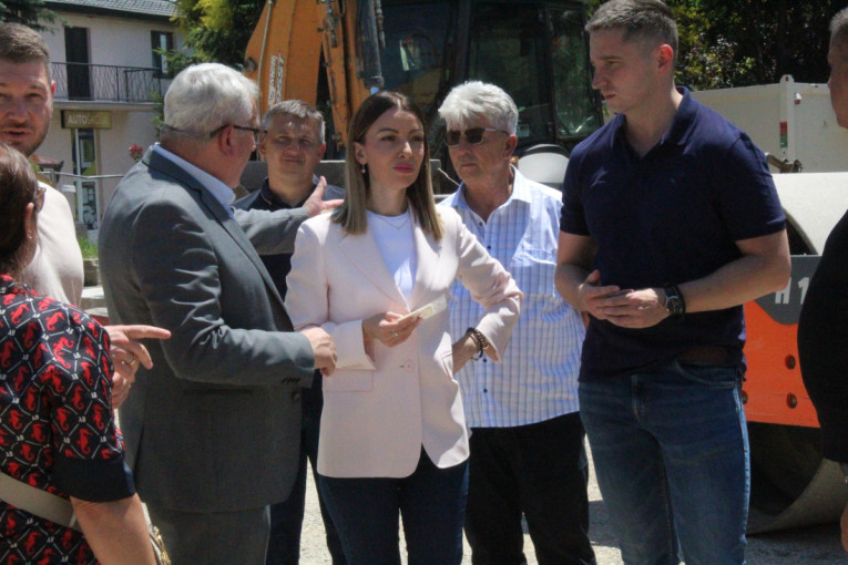 Mesarović obišla radove u Titelu: Novi trg sa fontanom i zelenilom, buduće mesto okupljanja i druženja (FOTO/VIDEO)