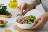 Brza avokado salata sa tunjevinom: Lagana užina gotova za svega nekoliko minuta (RECEPT)