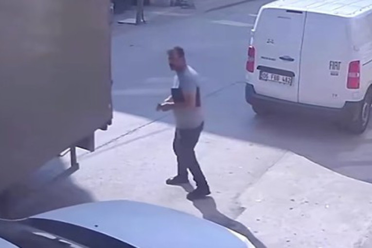 Pekar postao heroj u sekundi: Video kamion bez vozača, pa izveo potez koji je sprečio katastrofu (VIDEO)