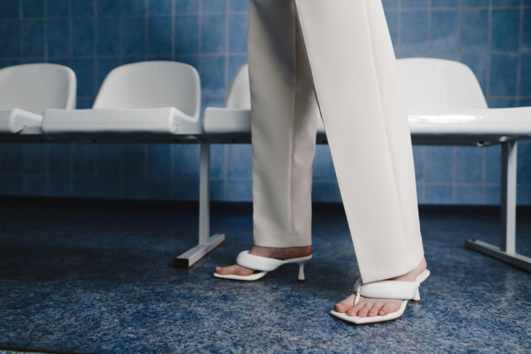 Leto 2026 stavlja udobnost u prvi plan: Pet modela cipela koje spajaju stil i komfor (FOTO)