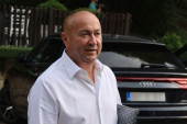Đani u belom ispred aerodroma, s ruke sija zlatan sat: Ostavila me je žena, idem u ludnicu!