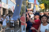 Ovo je politička "elita"? Blokaderi u Novom Sadu se sukobili zbog zastave EU, jedan od njih nosio nemački šlem sa krvavom šakom! (VIDEO)