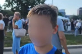 Jeziva i zastrašujuća zloupotreba dece: Blokaderski novinar tera dete da peva političke pesme! (VIDEO)