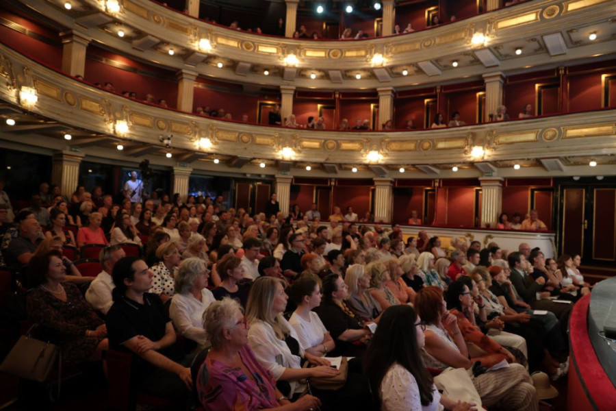 Ovacije za kraj sezone u Narodnom pozorištu: Gala koncert podigao publiku na noge (FOTO)