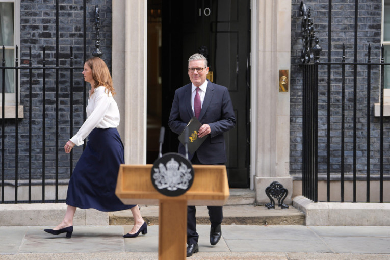 Kir Starmer podneo ostavku: Britanija ostala bez premijera!