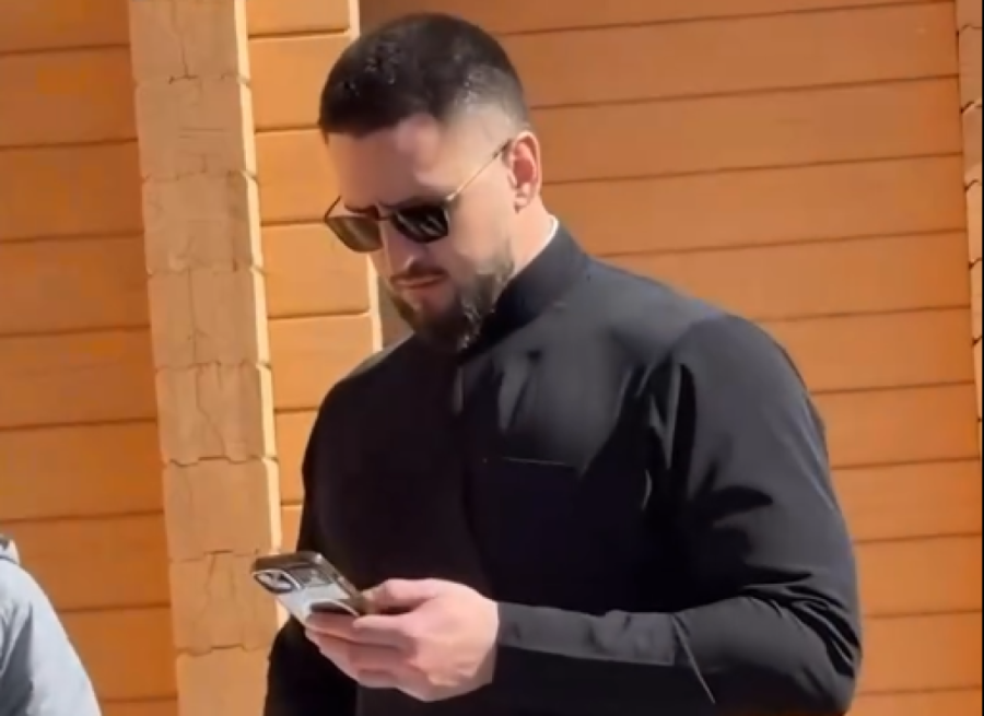 Baba do babe, a sve gledaju samo njega! Vernice izgubile razum zbog zgodnog popa - jedna pala na kolena! (VIDEO)