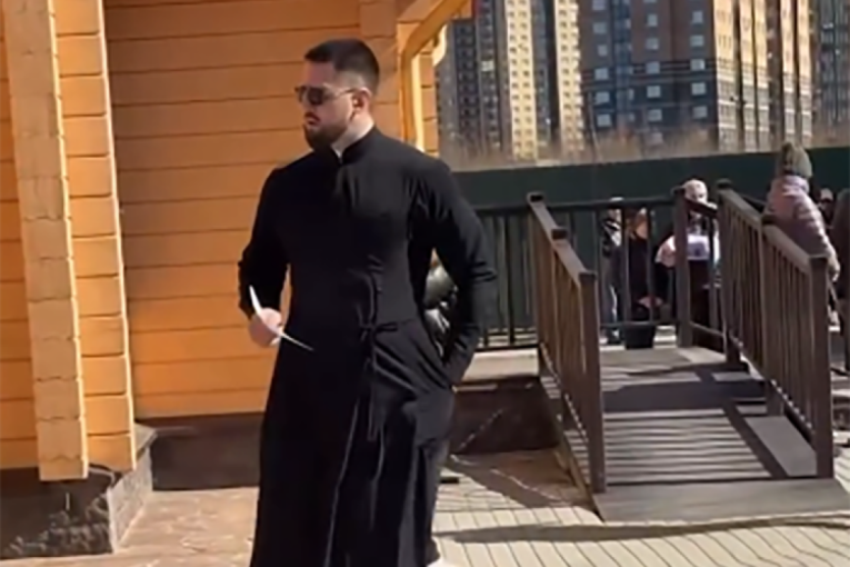Baba do babe, a sve gledaju samo njega! Vernice izgubile razum zbog zgodnog popa - jedna pala na kolena! (VIDEO)