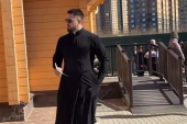 Baba do babe, a sve gledaju samo njega! Vernice izgubile razum zbog zgodnog popa - jedna pala na kolena! (VIDEO)
