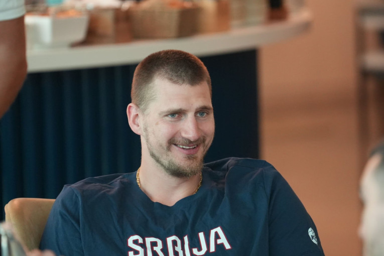 Vuk usred grada?! Ljudi ostali zatečeni kada su ga ugledali pored prodavnice (VIDEO)