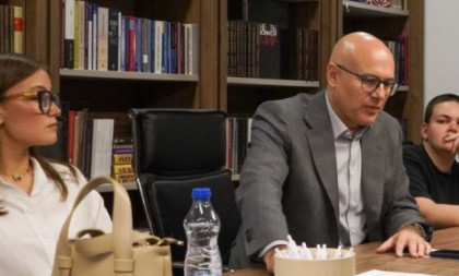 Vučević sa mladim članovima SNS: Kod nas ima mesta za sve koji vole slobodarsku Srbiju