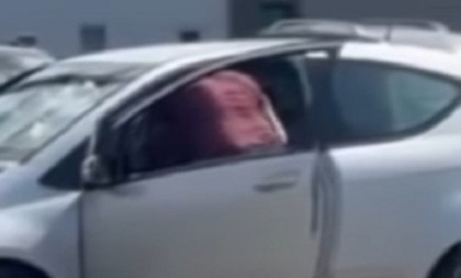 Jezivo nasilje nad detetom: Zbog sličica navodno uvukao dečaka u auto i tukao ga?