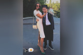 Emina Jahović i Mustafa Sandal došli na maturu i mlađeg sina: Pevačica blista u beloj pripijenoj haljini! (FOTO)