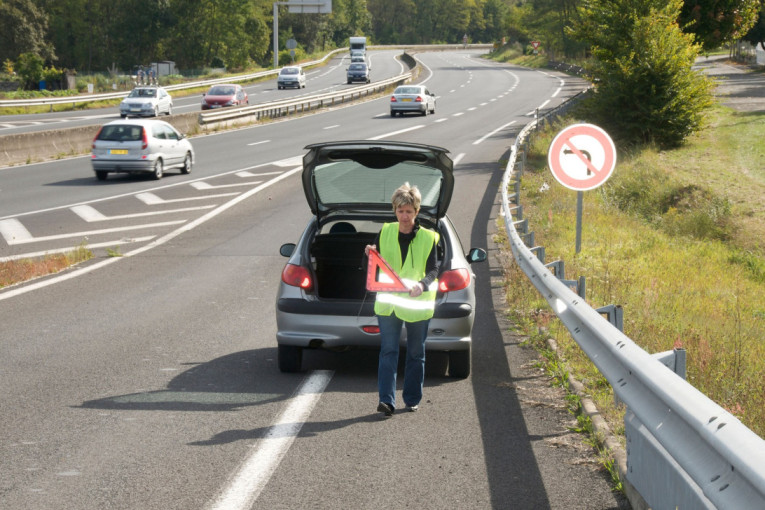 Zaustavili ste se zbog kvara? Većina vozača pravi istu grešku prilikom obeležavanja vozila