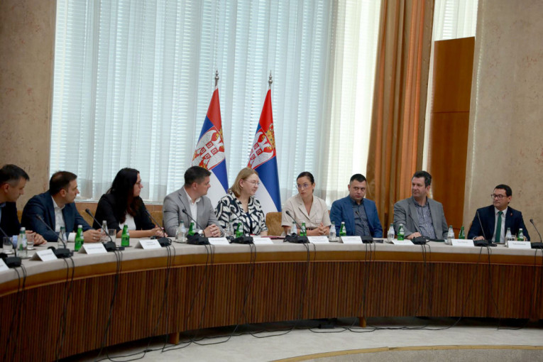Ministarka potpisala ugovore: Novac za 25 zelenijih opština