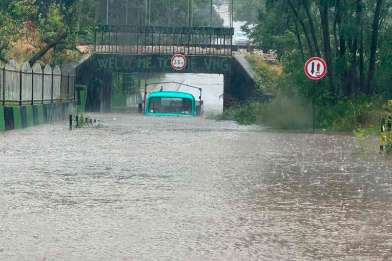 Potop u Kraljevu! Ulice nestale pod vodom, vozila ostala zarobljena nakon stravičnog pljuska (VIDEO)