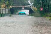 Potop u Kraljevu! Ulice nestale pod vodom, vozila ostala zarobljena nakon stravičnog pljuska (VIDEO)