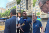 Vučić izašao pred demonstrante: Primio sam njihove zahteve i zajedno sa nadležnima iz grada pripremićemo odgovor (VIDEO)