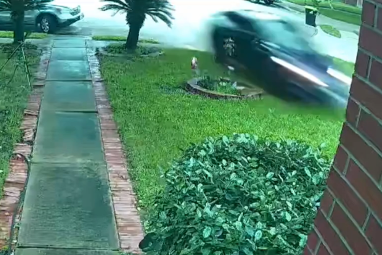Horor u Americi: Žena poginula kada se Tesla kojom je upravljao autopilot zakucala u njenu kuću (VIDEO)