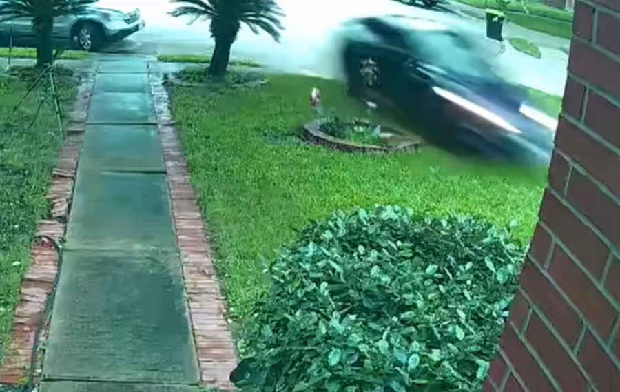 Seo u oteti auto i krenuo da gazi ljude po ulici! Horor trajao dva sata, pešaci leteli kroz vazduh! (VIDEO)