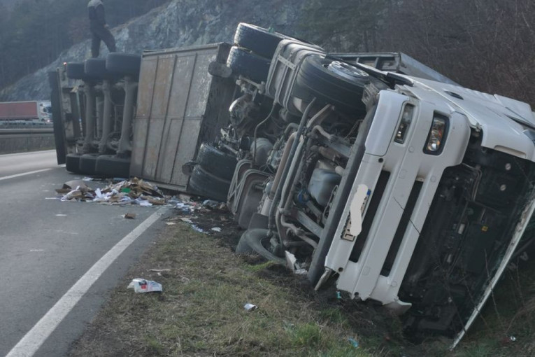 Horor na Ibarskoj magistrali: Silovit sudar kamiona i putničkog vozila - tertnjak prevrnut, a automobil u kanalu