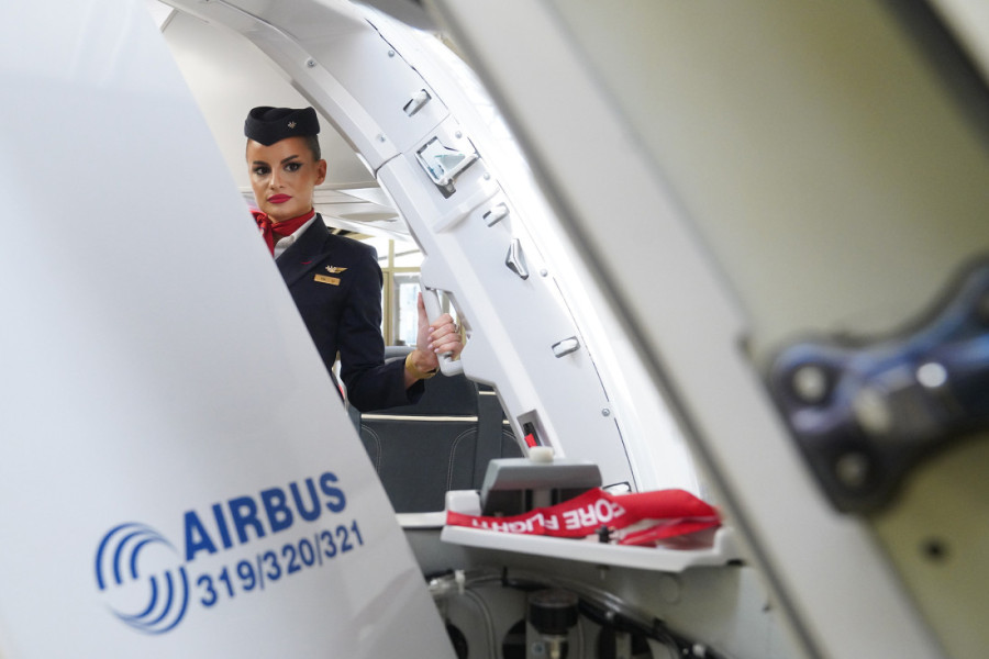Er Srbija uvela prvi Door Trainer za obuku posade na Airbus avionima