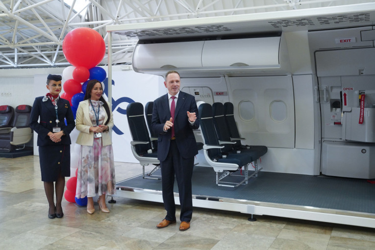Er Srbija uvela prvi Door Trainer za obuku posade na Airbus avionima