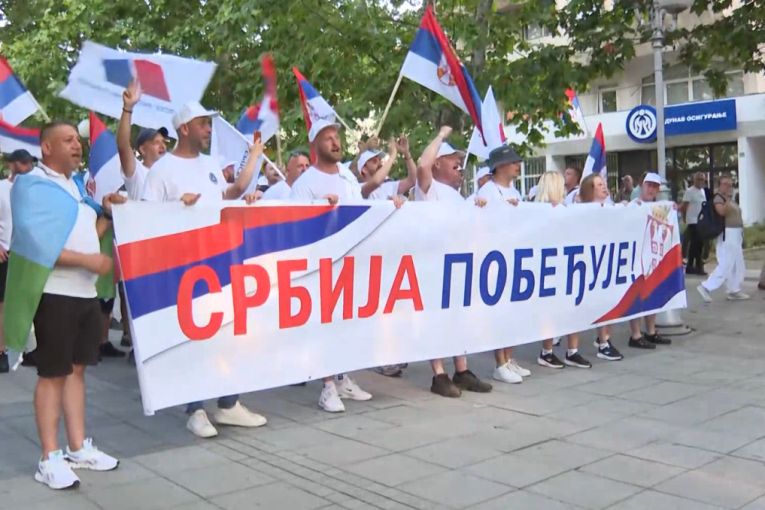 Pešice ka Beogradu: Učesnici skupa "Srbija, jedna porodica" stigli u Lazarevac (FOTO/VIDEO)