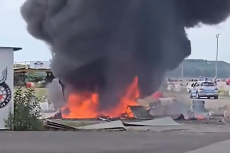 Dvoje poginulo u padu malog aviona kod Varšave, dve osobe povređene (VIDEO)