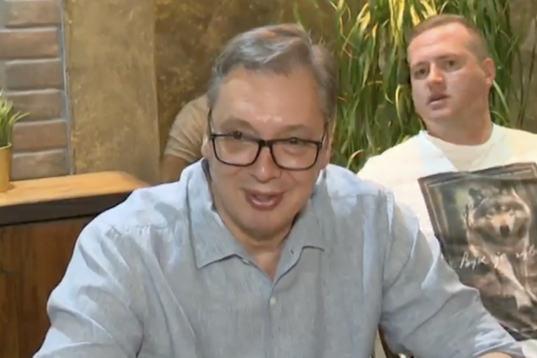 Vučić dočekao građane kod Inđije: Pešice nastavljaju ka Beogradu na skup "Srbija jedna porodica"