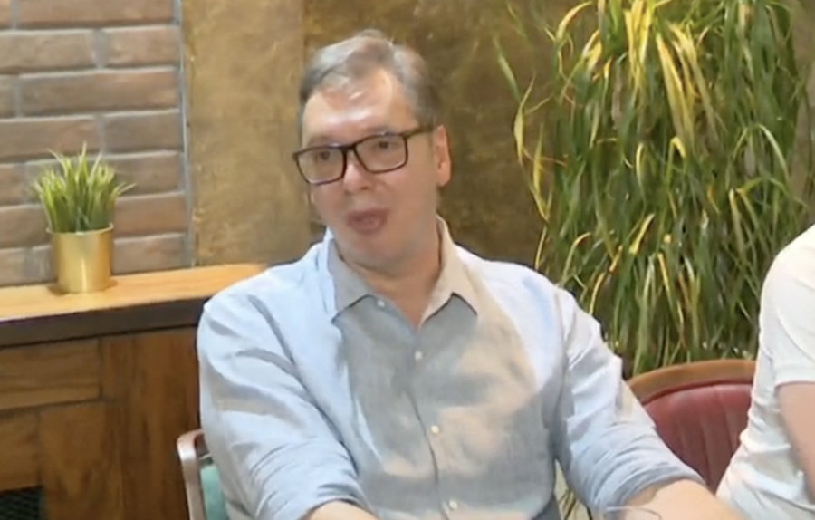 U Inđiji sa građanima koji pešače ka Beogradu: Vučić najavio novi paket mera, rast penzija i završetak Hrama Svetog Save